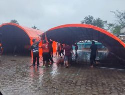 Atap Sekolah Ambruk, Siswa SDN Gelang 7 Jember Belajar di Tenda Darurat