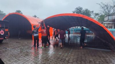 Atap Sekolah Ambruk, Siswa SDN Gelang 7 Jember Belajar di Tenda Darurat