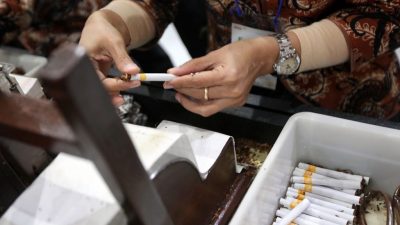 Rencana Kenaikan Cukai Rokok Tahun Depan Bikin Pekerja SKT Was-was