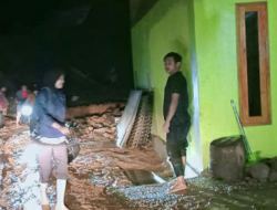 Material Longsor di Tegalwaru Karawang Dibesihkan Bergotong Royong