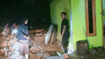 Material Longsor di Tegalwaru Karawang Dibesihkan Bergotong Royong