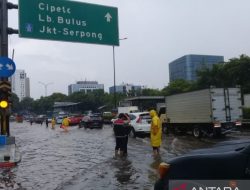 Terendam 1,2 Meter, BPBD DKI Terjunkan Personel Tangani Banjir di Jaksel