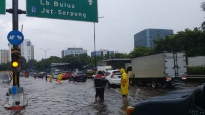 Terendam 1,2 Meter, BPBD DKI Terjunkan Personel Tangani Banjir di Jaksel