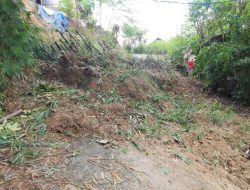 Longsor Putus Akses Jalan Penghubung 2 Kecamatan di Trenggalek