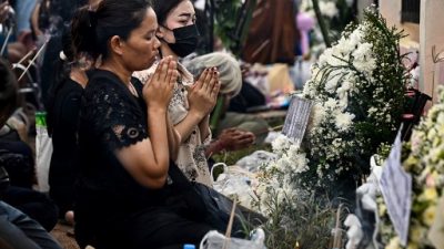 Berduka, Keluarga Korban Penembakan Thailand Berkumpul untuk Berdoa