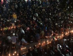 Malam Duka, Ratusan Aremania Nyalakan Lilin Doakan Korban Tragedi Stadion Kanjuruhan