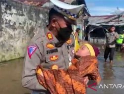 Jatuh Sakit, Bayi 11 Bulan Korban Banjir di Singkawang Dievakuasi