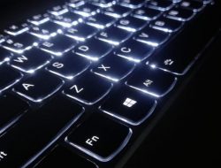 Berita Teknologi Terpopuler, Pengaturan Lampu Keyboard hingga Fake Account di Medsos