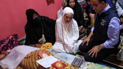 Momen Anies Takziah ke Rumah Duka Korban Tembok Ambruk MTsN 19 Jakarta