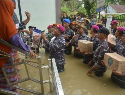 Foto: TNI Bantu Korban Banjir Terisolir Aceh Utara