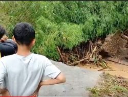 Banjir Putuskan Jembatan Desa di Ponorogo