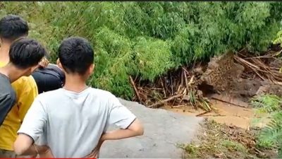 Banjir Putuskan Jembatan Desa di Ponorogo