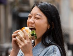 Awas! 4 Gejala yang Menandakan Kamu Keracunan Makanan