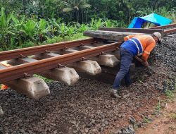 Perjalanan KA Lintas Selatan Terhambat Banjir dan Longsor di Cilacap