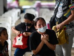 Penuh Duka, Keluarga Korban Penembakan Massal Thailand Luapkan Kesedihan