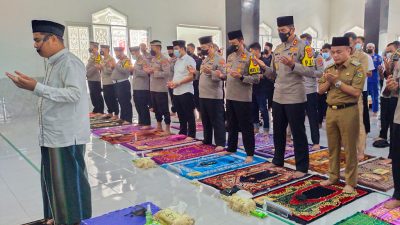 Polisi Bersama Suporter Gelar Salat Gaib untuk Korban Tragedi Kanjuruhan