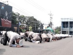 Ratusan Personel Polisi Bersujud Massal Memohon Ampun atas Tragedi Kanjuruh