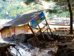 Objek Wisata Pantai Gemah Tulungagung Hancur Diterjang Banjir Bandang