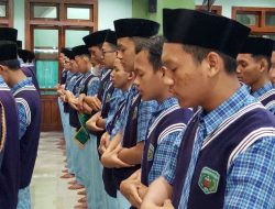 Pelajar MAN 2 Kudus Gelar Salat Gaib untuk Korban Tragedi Kanjuruhan
