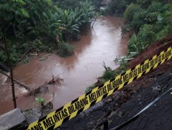 Turap Kali Pesanggrahan di Tangsel Ambrol