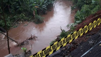 Turap Kali Pesanggrahan di Tangsel Ambrol