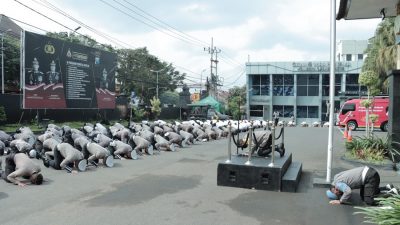 Memohon Ampun, Polisi di Malang Sujud Massal Atas Tragedi Kanjuruhan