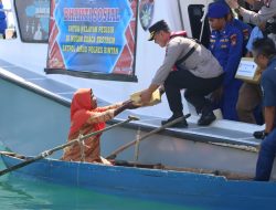Polri hadir untuk Masyarakat, Polres Bintan Bagikan Sembako Kepada Masyarakat Pesisir