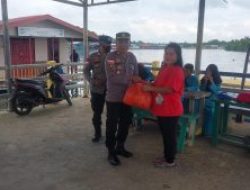 Polsek Belakang Padang Berikan Bantuan Sembako Secara Door To Door Kepada Warga Pulau Kasu Dalam Rangka Jum’at Berkah Polresta Barelang