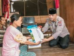 Jum’at Berkah, Sat Binmas Polres Karimun Salurkan Bansos Kapolres Karimun
