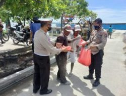 Jum’at Barokah, Kapolsek Balai Karimun Bagikan Nasi Bungkus Kepada Warga