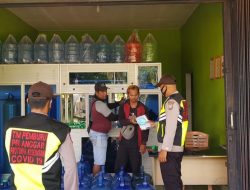 Tekan Penyebaran Covid-19, Polsek Daik Lingga Imbau dan Berikan Masker Kepada Masyarakat