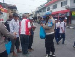 Polsek Belakang Padang Berbagi Serapan Pagi Kepada Tukang Becak, Ojek Dan Warga