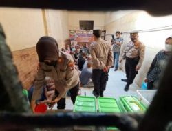 Polresta Tanjungpinang Bersama Warung Berkah Akhirat Polsek KKP Berbagi Makanan Tambahan Kepada Tahanan Polresta Tanjungpinang