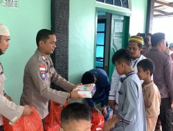 Polsek Siantan Bagikan Jumat Berkah Kepada Jamaah Masjid Raudatul