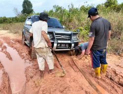 Jalan Menuju Pantai Tiga Putri Rusak Parah, Warga Keluhkan Tidak Ada Pemerintah Turun Tangan