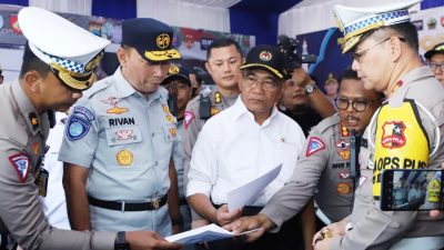 Menko PMK, Kakorlantas Polri dan Dirut Jasa Raharja Gelar Pelepasan Mudik Balik One Way di Gerbang Tol Kalikangkung