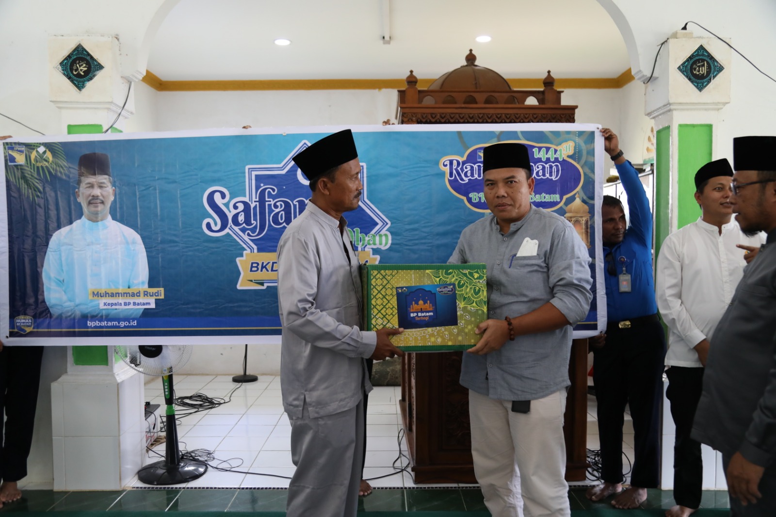 BP Batam mengunjungi dan menyapa masyarakat di Pulau Akar, Kelurahan Setokok, Kecamatan Bulang. Jumat (31/3/2023). (hms)