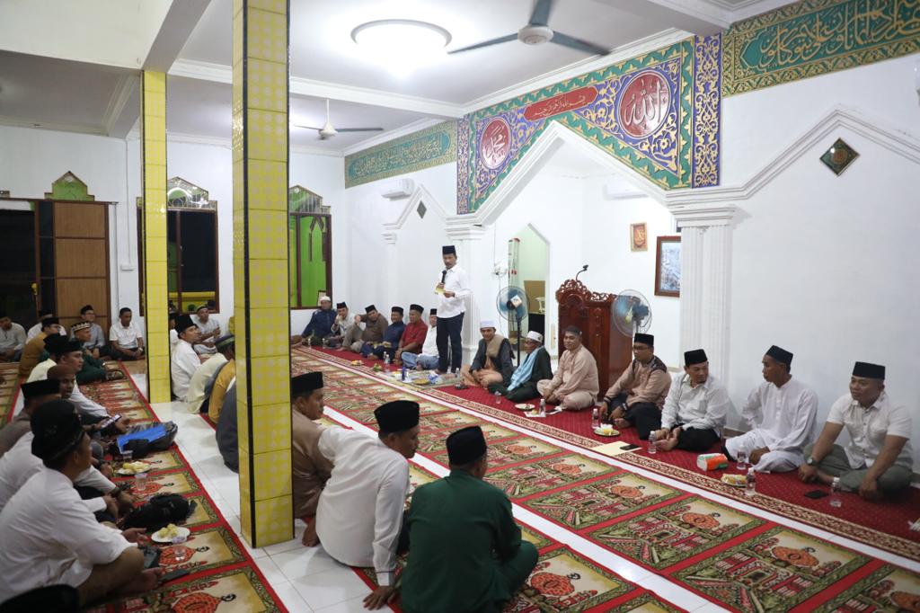 Muhammad Rudi Serahkan Bantuan Sosial Pembangunan Masjid di Kecamatan Bulang, Pengembangan Hinterland jadi Perhatian Serius (Foto : hms)