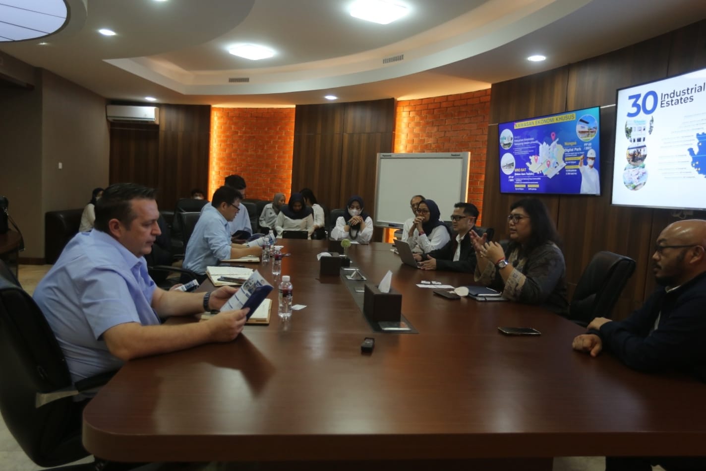 Badan Pengusahaan Batam (BP Batam) kembali menerima kunjungan dari perusahaan asal Hong Kong, Ngai Hing Engineering Plastic Materials, Selasa (4/4/2023). (hms)