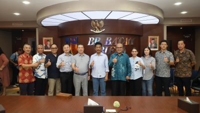 Kepala BP Batam Muhammad Rudi berjabat tangan dengan CEO Xinyi Glass Holdings Limited, Tung Ching Sai (Foto : hms)