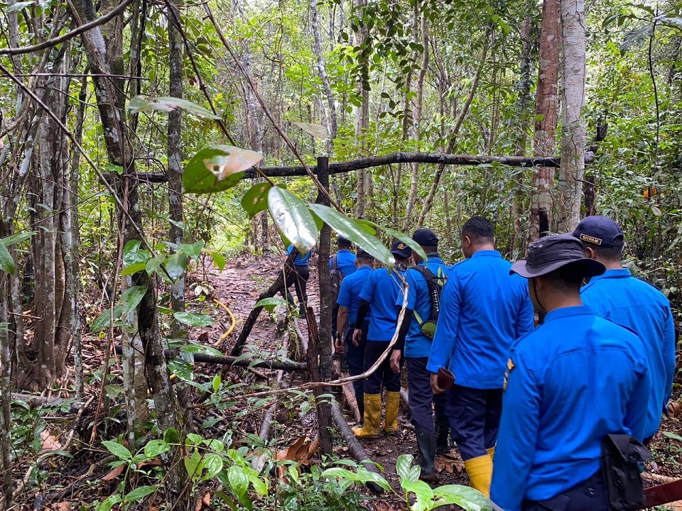 BU SPAM BP Batam Bersama Ditpam tertibkan Kegiatan Maupun Bangunan Ilegal di Sekitaran Waduk. (hms)