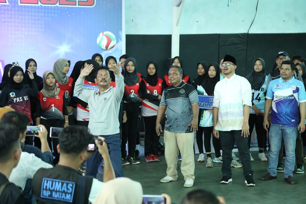 Kepala BP Batam, Muhammad Rudi membuka kejuaraan bola voli, Liga Forviba 2023 di GOR Raja Jafar, Tiban Indah, Sabtu (13/5/2023). (hms)