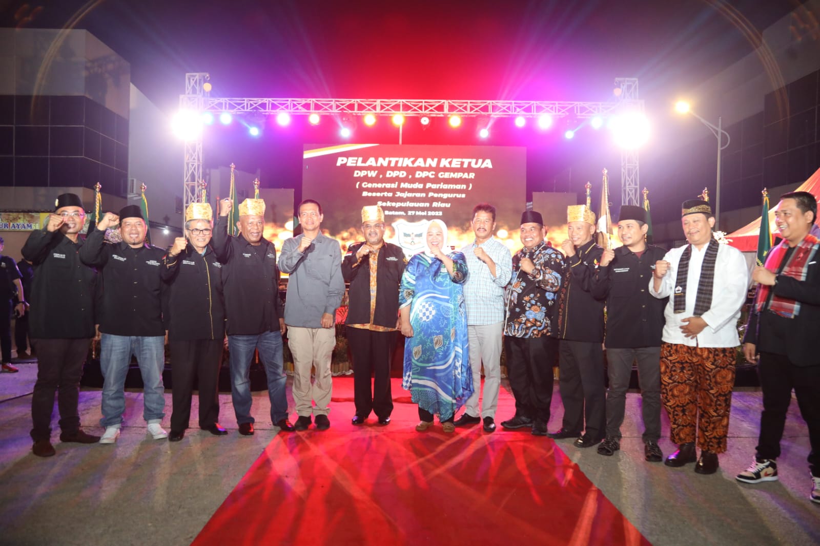 Kepala BP Batam, Muhammad Rudi, saat menyerahkan pataka kepada pengurus DPC se-Kota Batam (Foto : hms)