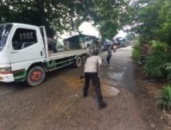 Bhabinkamtibmas Kel. Seraya Sambang Kamtibmas dan Gotong Royong Memperbaiki Jalan Berlobang Bersama Warga Binaan Bukit Senyum