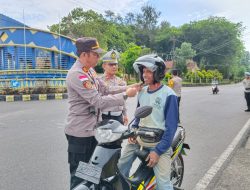 Peduli Keselamatan Berlalulintas Polsek Bintan Timur Bagikan Helm Gratis