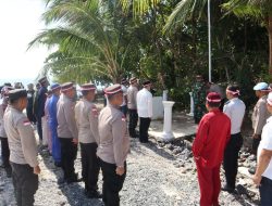 Sempena HUT Bhayangkara ke 77 Polsek Bintan Timur Kibarkan Bendera Merah Putih di Pulau Terluar