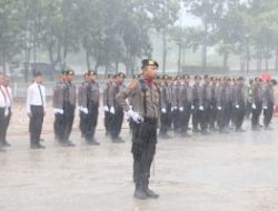 Semangat Personil Polresta Barelang Saat Upacara Bendera Peringatan Hari Lahir Pancasila Walaupun Diguyur Hujan