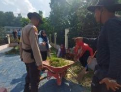 Bhabinkamtibmas Kel. Kibing Sambang Kamtibmas dan Gotong Royong di Perum. Bumi Kencana