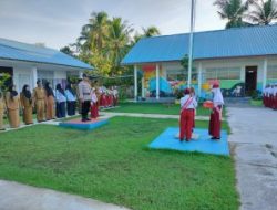 Bhabinkamtibmas Polsek Belakang Padang Jadi Pembina Upacara di SDN 004 Belakang Padang, Berikan Pesan Kamtibmas Kepada Siswa – Siswi