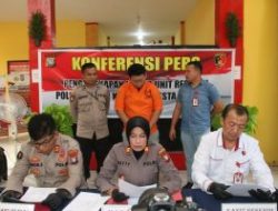Kapolsek Batam Kota Gelar Konferensi Pers Ungkap Pelaku Penggelapan BPKB Mobil